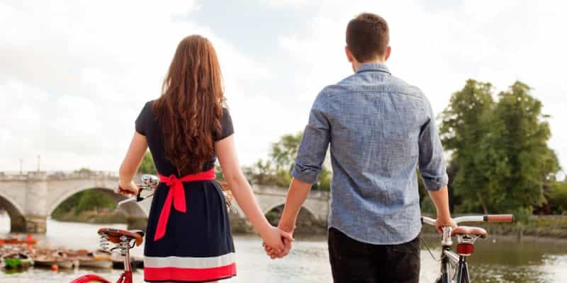 couple traveling How to travel the world - Couple