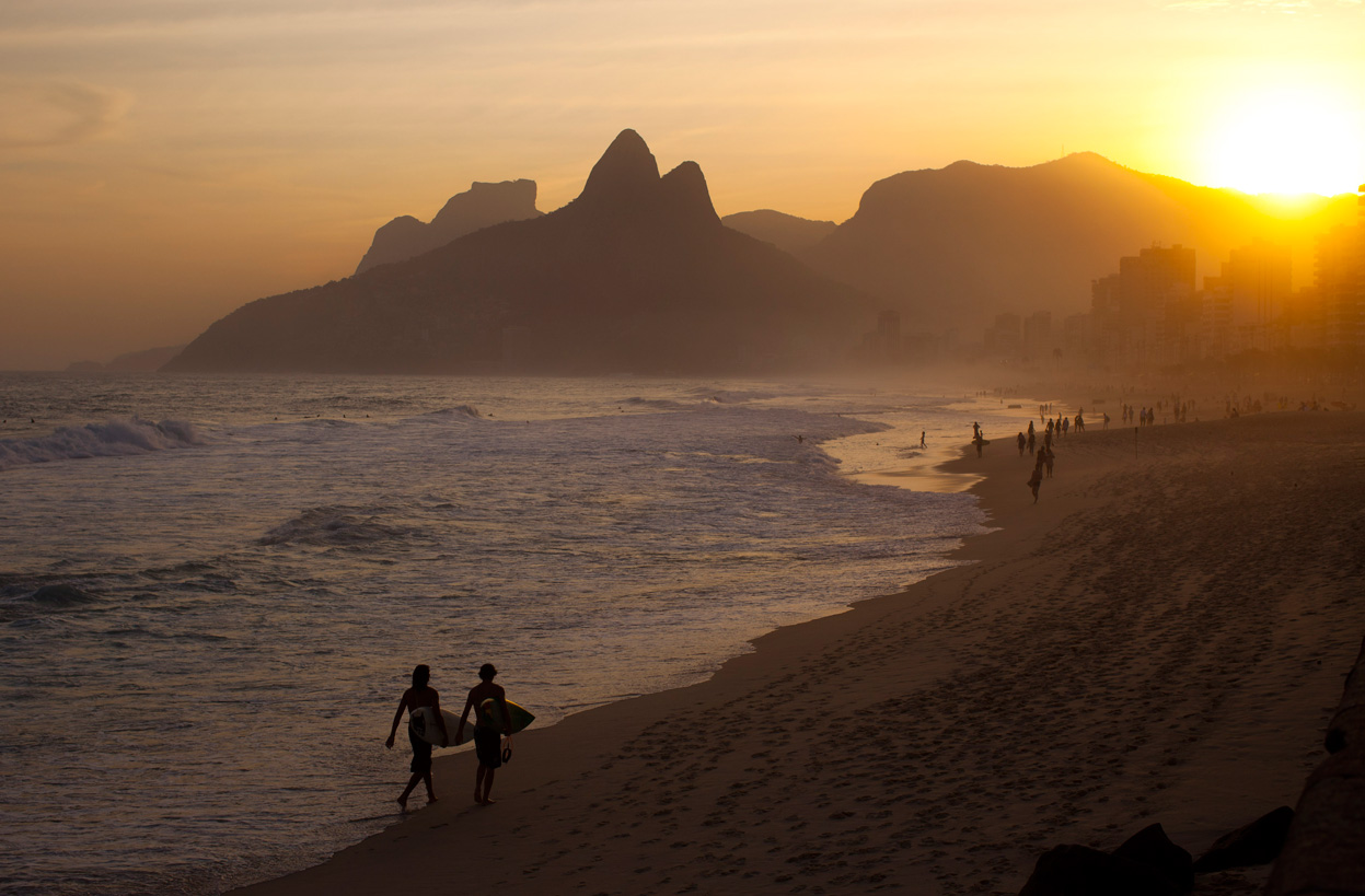 Солнце на гребне. Пляж Ипанема Рио-де-Жанейро закат. Закат на пляже в Рио. Рио де Жанейро пляж. Пляжи Рио-де-Жанейро сёрферы.